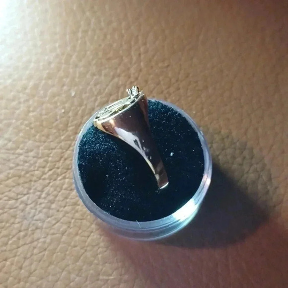 💙🌹Gold-plated letter "W" ring. yellow with faux diamond - Picture 6 of 11